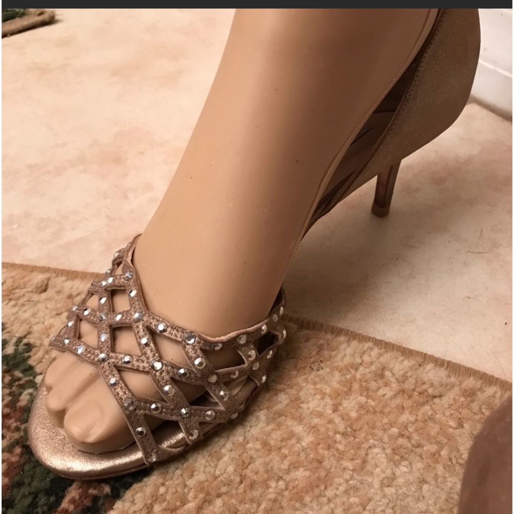 Jimmy CHOO 7.5light taupe Sandel with kitten heel